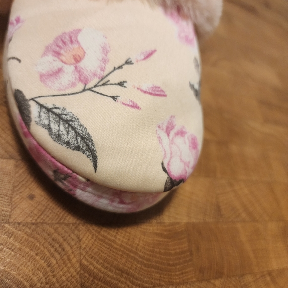 Victoria's Secret house slippers Size Large Pink Floral with fluffy pouf - Picture 4 of 16